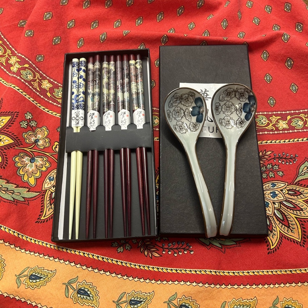 Elegant bamboo Chopsticks and porcelain Spoon Set
